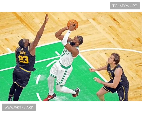 朱利叶斯·兰德尔利用高位挡拆拉开防守空间提升关键时刻得分效率